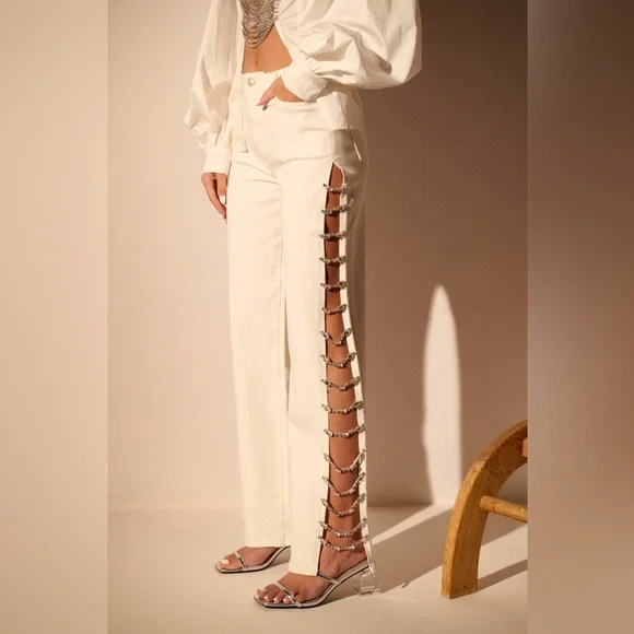💥AKIRA Diamonds Metal Slit Raw Hem White Denim 💥 - Picture 1 of 14